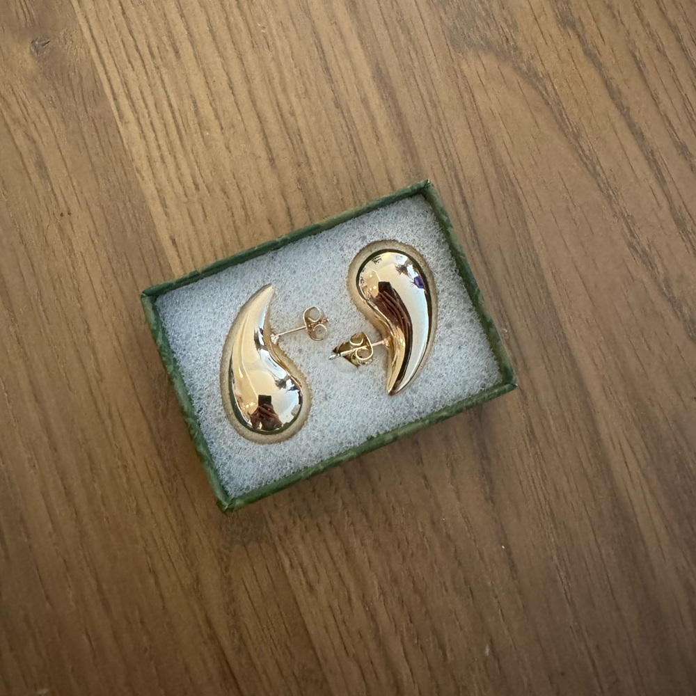 Elegant Gold Teardrop Earrings